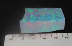 Synthetic opal plate consisting of sedimentation silica colloids